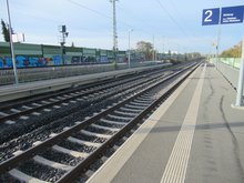 An den Bahnsteigen verkehren die S-Bahnen nach Halle-Nietleben und nach Eisleben.