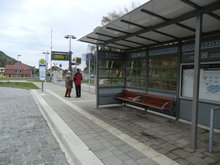 Bushaltestelle direkt am Bahnsteig