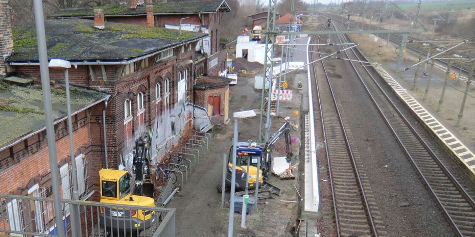Anfang Januar 2018 waren die Bauarbeiten am Bahnsteig 1 in vollem Gange, ab März wird dann auch der Mittelbahnsteig saniert.