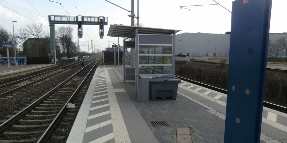 Der Umbau des Mittelbahnsteigs mit neuer Oberfläche und Ausstattung ist abgeschlossen.