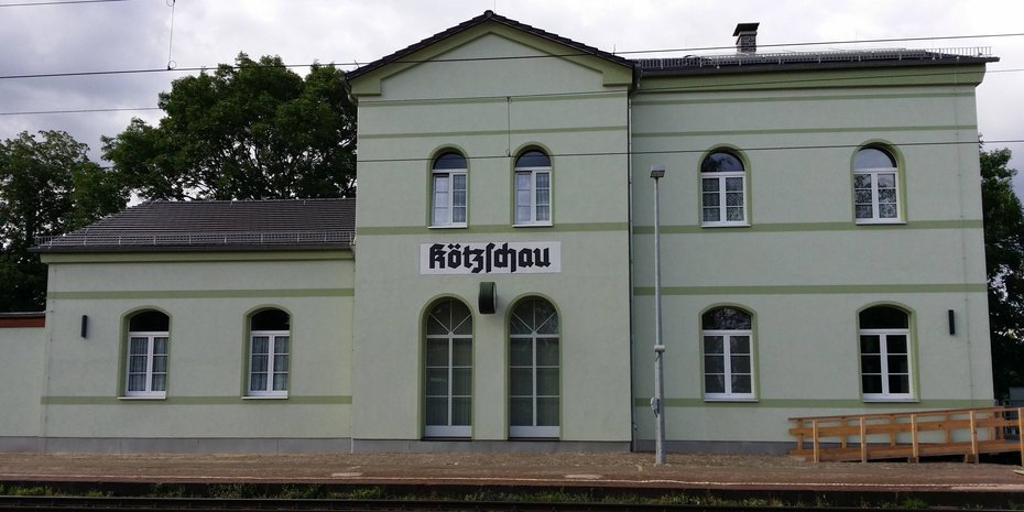 Das Bahnhofsgebäude beherbergt Warteraum, WC und Eisenbahnmuseum.
