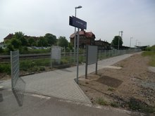 Direkter Zugang zum Bahnsteig 3 vom Bahnübergang