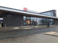 Das neue Bahnhofsgebäude und der erweiterte Vorplatz wurden am 9.12.2016 feierlich eröffnet.