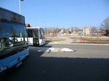 Auf dem Bahnhofsvorplatz stehen Busse für die Umsteiger bereit.