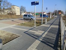 Am Bahnsteigzugang Richtung Dessau können die Pendler P+R-Plätze sowie eine Radabstellanlage nutzen.