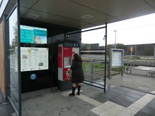 Im Servicegebäude können Fahrkarten erworben und aktuelle Abfahrtszeiten von Bahn und Bus abgefragt werden