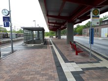 Fahrgäste von Bahn und Bus können nun unter einem großen Dach warten.