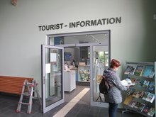 Im Bahnhofsgebäude ist die Tourismusinformation des Kurortes angesiedelt.