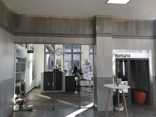 Die Reisenden finden im Bahnhofsgebäude ein modernes Kundenzentrum vor.