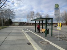 Die Bushaltestelle sorgt für einen schnellen Übergang zwischen Bahn und Bus, auf dem Vorplatz gibt es ausreichend Park+Ride-Stellplätze.