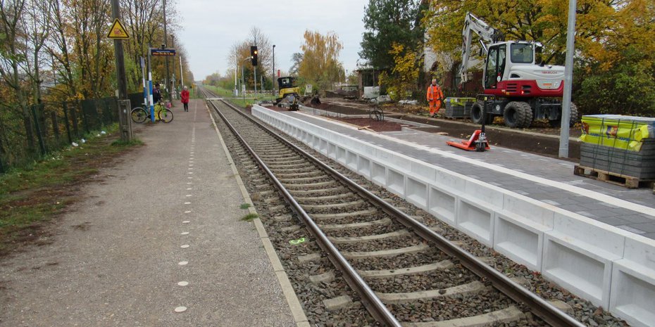 Im Herbst 2021 war der neue Bahnsteig in Bau, die Eröffnung erfolgte anschließend im Dezember.