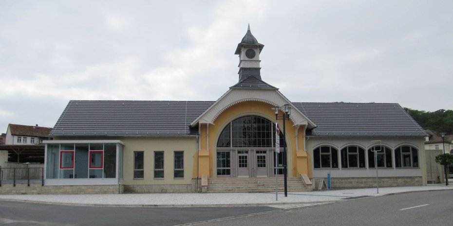 Das Bahnhofsgebäude als Kombination von alt und neu