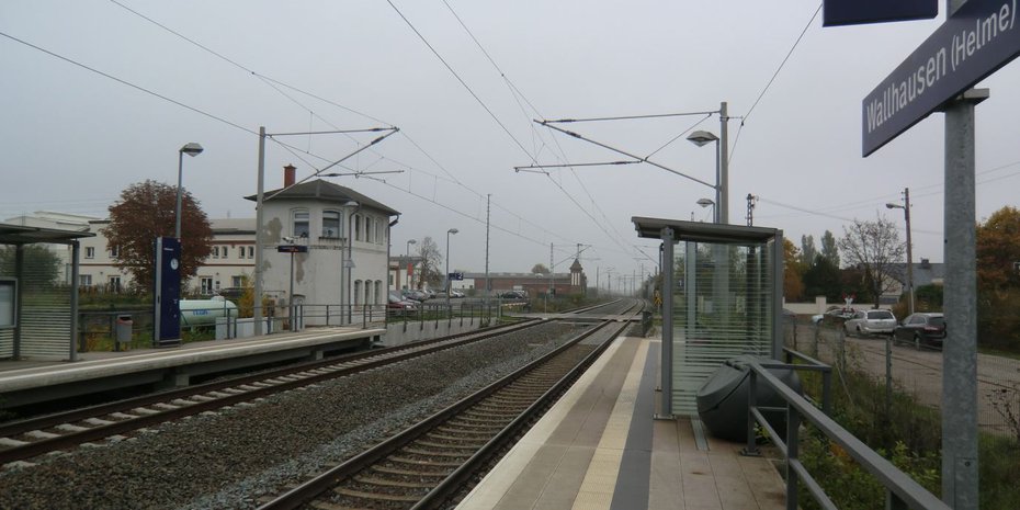 Die Bahnsteige sind über den Bahnübergang barrierefrei erreichbar.