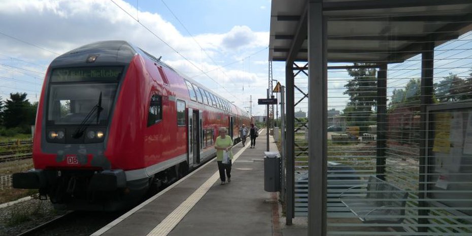 Moderne S-Bahn-Züge bedienen den runderneuerten Bahnsteig.