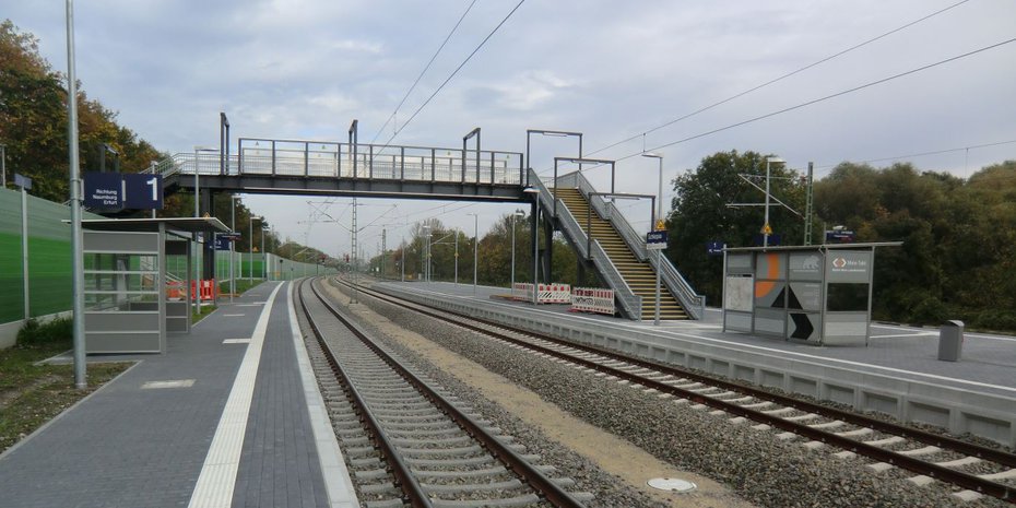 Im Oktober 2017 waren der Bau der neuen Fußgängerüberführung und der Bahnsteige abgeschlossen.