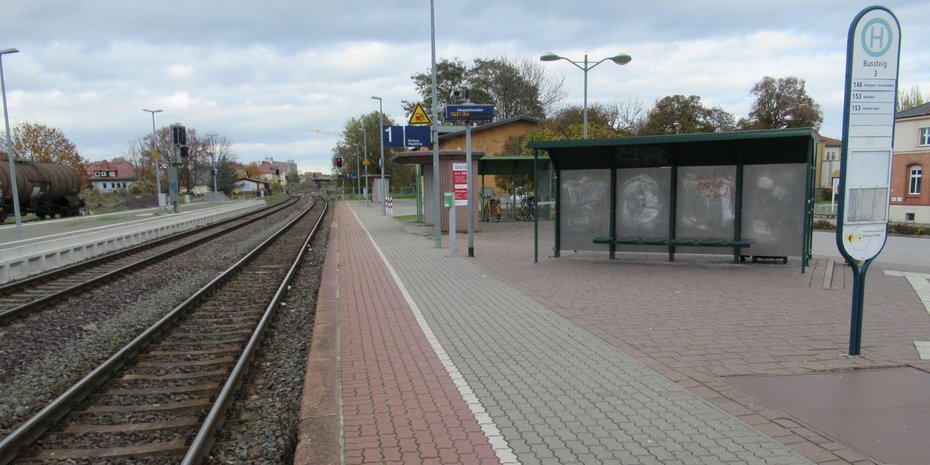 Während der Mittelbahnsteig schon modernisiert ist, warten der niedrige Bahnsteig 1 und dessen Ausstattung noch auf eine Erneuerung.