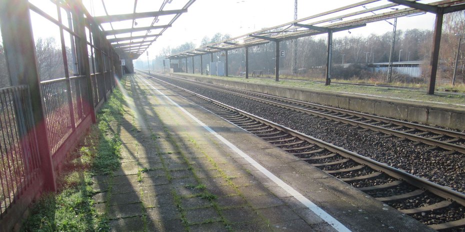 Derzeit kein Ausshängeschild für einen modernen Schienennahverkehr; die Bahnsteige werden daher runderneuert.