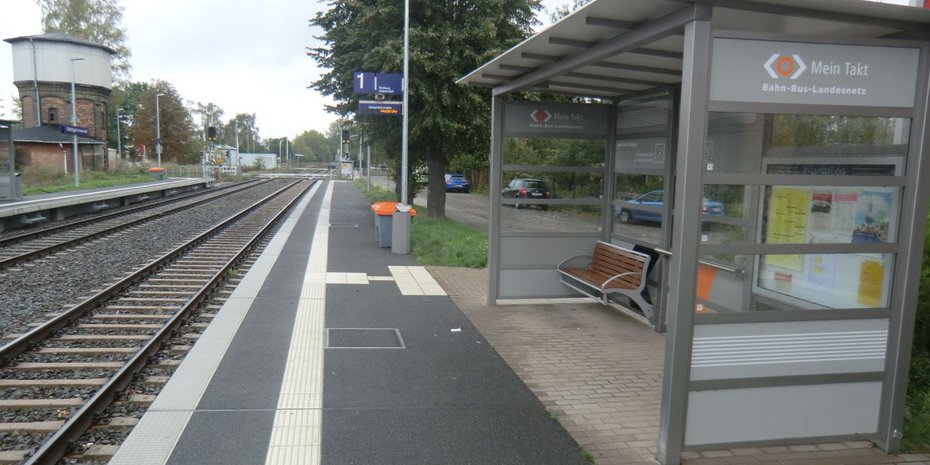 Die neuen Bahnsteige waren im Oktober 2015 fertiggestellt, anschließend erfolgten noch Arbeiten an den Zuwegungen.