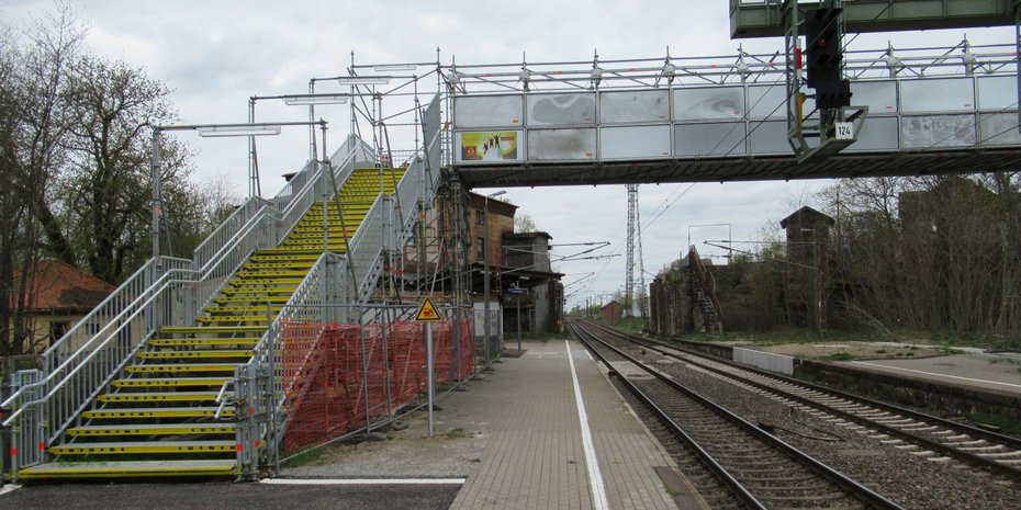 Die alten Bahnsteige und die provisorische Überführung sollen bald in die Ortschronik eingehen, derzeit werden neue Bahnsteige am Bahnübergang Moritzer Straße geplant.