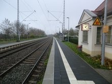 Zugang zum Bahnsteig nach Halle neben der Apotheke im Bahnhofsgebäude